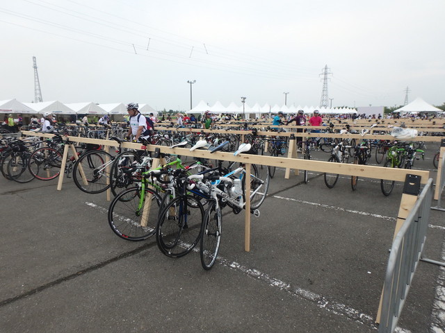 ツール・ド・東北2015/出場者がゆっくり過ごせるよう、バイクラックも十分な数が確保されている
