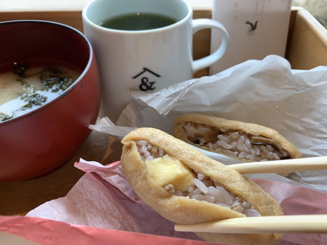 「りんご蜂蜜おいなり」と「椎茸柚子胡椒おいなり」(単品:200円)