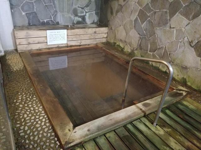 「水林亭」の外湯は、近くの高玉金山の冷泉鉱水を沸かしたもの。鉄分がたっぷりで温熱効果や美肌効果が期待できる