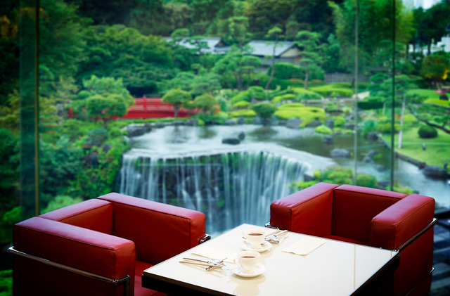 日本庭園を望むラウンジ