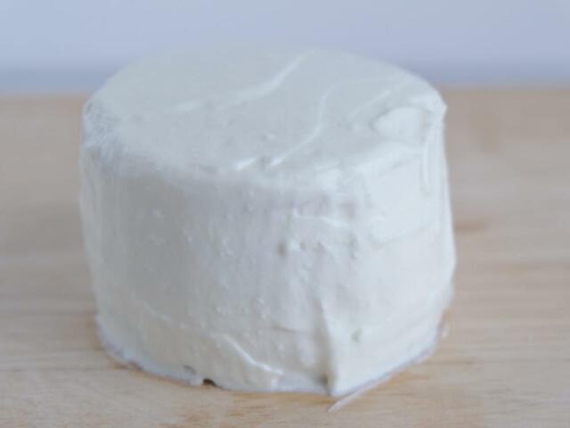 【スマッシュケーキの作り方：ヨーグルトを塗る】側面にもヨーグルトを塗っていきます