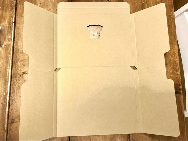 【ダイソー　TATEMU（Tシャツ収納箱）】ダンボールの上にTシャツを乗せて畳むだけ！