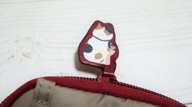 【リヒトラブ にゃんシーン ショルダーポーチ】ミケちゃんの背中の柄も素敵