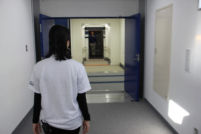 扉をくぐればすぐリニア。奥にリニアの車両＝ドアが見えます
