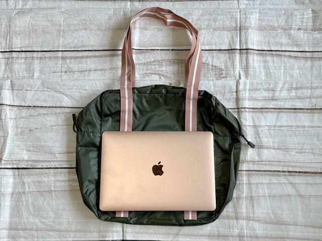 13インチのMacBook Airもラクラク収納可能！