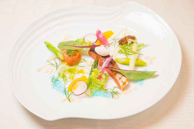 桜鱒のマリネとタイム香るトマトのババロア仕立て 　グラブラックスソース