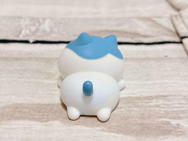 ぽってりしたおしりも楽しめちゃう、かわいいポージングです…！