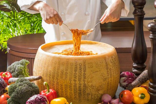 「パルミジャーノレッジャーノホールチーズで作るクリームパスタ」<期間:2025年9月3日〜11月26日>【チョコと秋の恵みが織りなす贅沢スイーツ♪夜限定のブッフェ「チョコに溺れる収穫祭」が、9月3日よりスタート!】