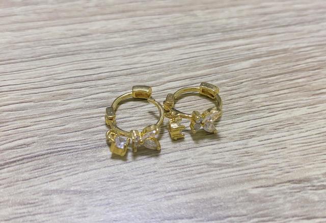 【3COINS バタフライキュービックワンタッチピアス】さりげなく揺れるストーンが可愛い