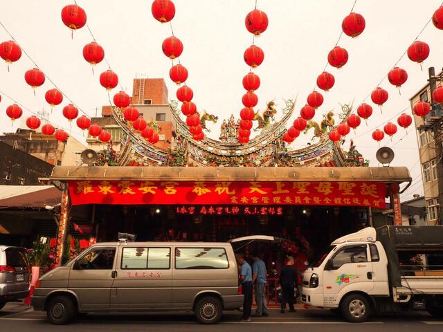 【台湾食べ歩きの旅 #6】羅東の朝、散歩中に見つけた廟。市場のそばにある廟は人通りが多く、買い物ついでにお参りする人も