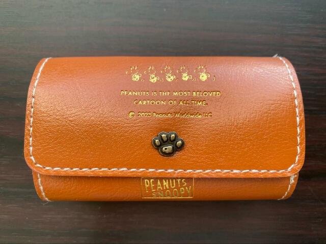 【宝島社　SNOOPY TINY WALLET BOOK 極小財布 CAMEL】表面のボタンにはスヌーピーの足跡が…
