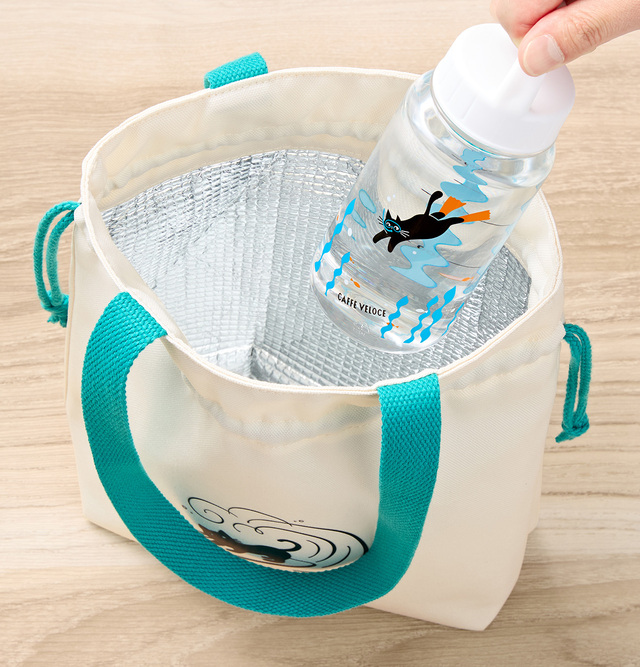 【黒ねこサマーバッグ2024】サーフィンを乗りこなす姿がチャーミング！紐と巾着のコントラストが目を引く保冷バッグ。