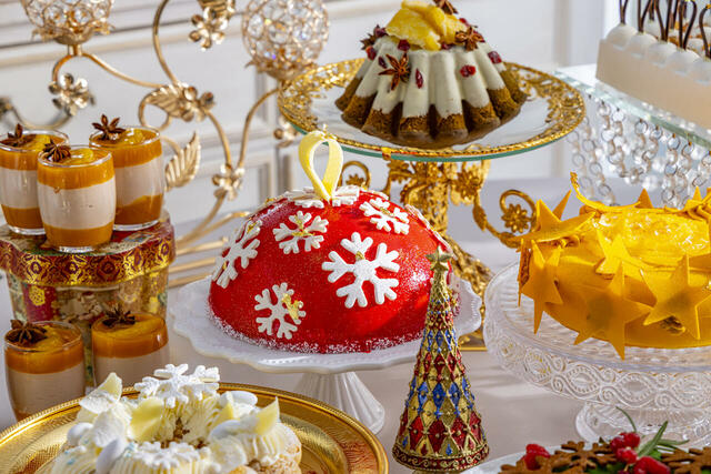 「ゴールドを基調とした華やかな女王陛下のクリスマスラウンジに並ぶスイーツ」<期間:2025年11月14日〜12月26日>【【ヒルトン東京】20種類以上の“豪華クリスマススイーツ”をロイヤル気分で楽しむ『King&Queenのクリスマス スイーツビュッフェ』】