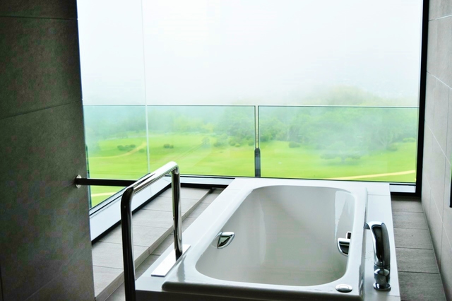 角部屋は二面ガラス窓のお風呂