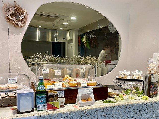 【Litus】ボンボローニとカンノーリを頼むと、奥の厨房で塩月さんがクリームをしぼってくれる