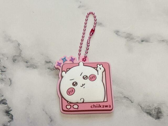 ちいかわが来てくれました。勇ましい表情で勢いよくピースをするちいかわがたまりません…！