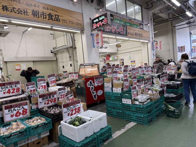 旬菜旬果を販売する「朝市食品」では日替わりで並ぶ“目玉商品”に注目