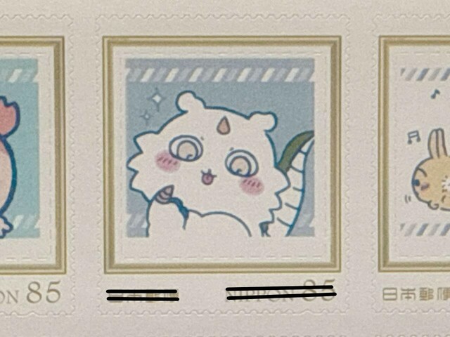 郵便局さん、闇深キャラも登場させていいんですか…？！と謎な不安に包まれる、あのこ登場。ちいかわ族を狙っているポーズも不穏すぎます…