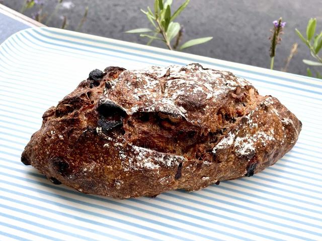 【Blue Poppy Bakery(ブルーポピーベーカリー)】「盛りだくさんのカントリーブレッド」は山口シェフの真骨頂のひとつだ