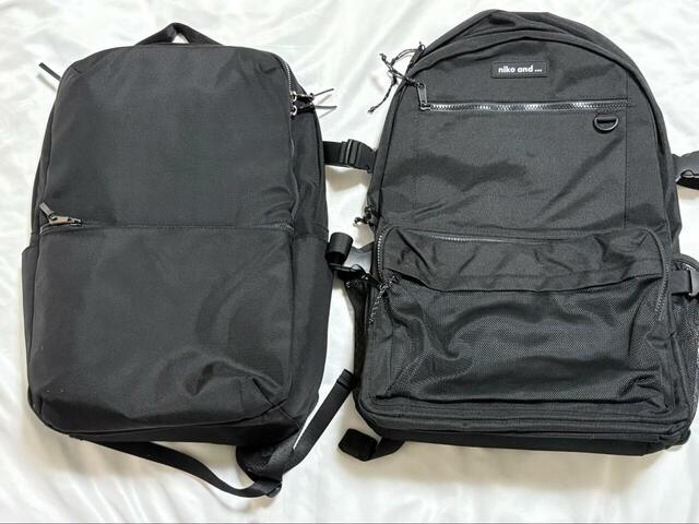 【niko and... 撥水メニーポケットデイパック】筆者が普段通勤で使用しているリュック(写真左)と比べても一回りほど大きいです