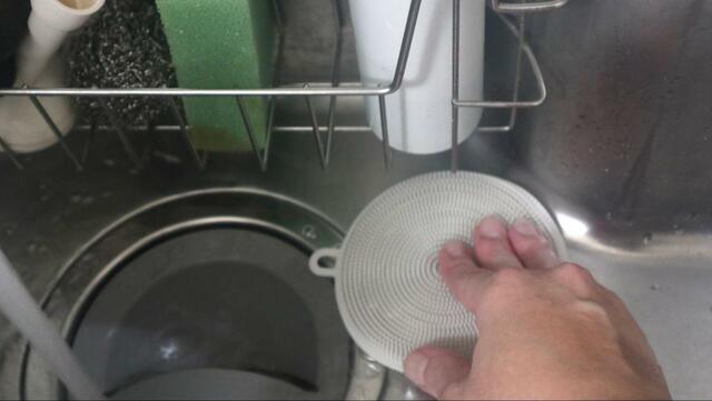 【ニトリ シリコーンスポンジ】シンクの奥や排水溝の周囲の段差にも