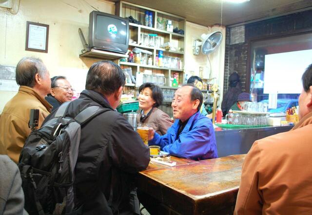 かつてはこの写真のような人たちが乙支路3街ビアホール街のメインの顧客だった(2012年撮影)