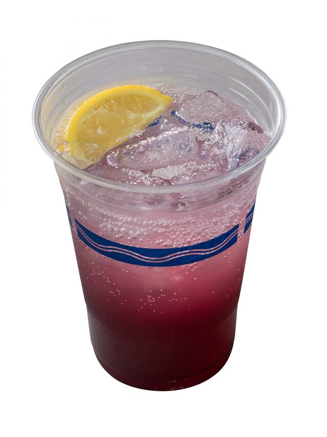 スパークリングカクテル（ラムリキュール＆巨峰） 780円｜「ディズニー・ハロウィーン」スペシャルメニュー｜東京ディズニーリゾート40周年“ドリームゴーラウンド”｜販売店舗：東京ディズニーシー「ドックサイドダイナー」｜発売日：2023年9月1日（木）