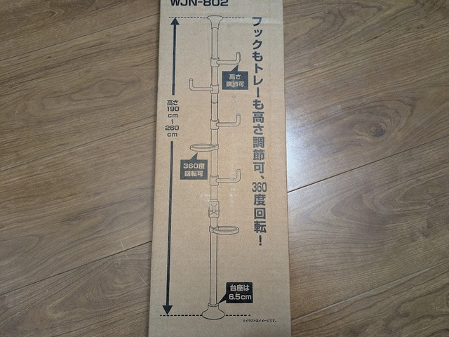 【ニトリ ワンタッチ式 突っ張りポールハンガー トレイ付き】耐荷重は全体で約22kg。「フックにはハンギンググリーンを、トレーには小さめの観葉植物を飾る」というアイデアも！