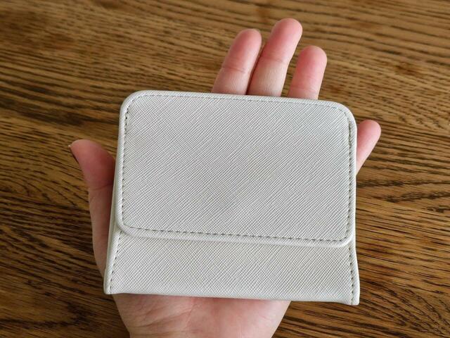 【3COINS　極薄ミニウォレット】サイズは約縦9.5×横11cm。カラーはベージュ、アイボリー、ブラック、パープルがあります