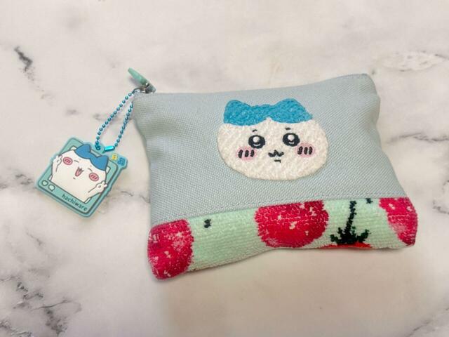 ポーチにハチワレのラバーマスコットをつけてみました。かわいい〜！