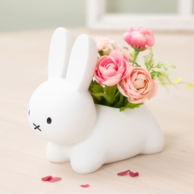 【ミッフィー／Flower Miffy Pop-Up Marche】こうさぎカバーアレンジ パステルピンク　5,940円／場所を選ばず置ける小さめサイズで、お好きな色や贈る相手のイメージに合わせて選べるピンクとイエローの2つのカラー
