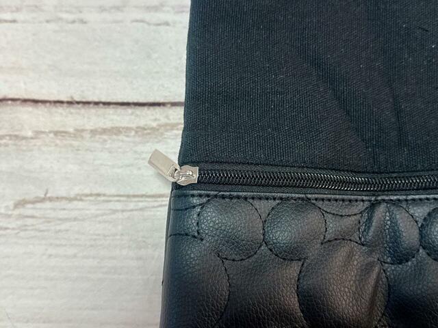 背面のキルティング箇所はファスナーポケットになっており機能性抜群！