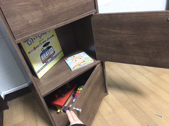 【アイリスオーヤマ カラーボックス(CBボックス) 3段 木製扉付 CX-33D】中身を隠せる便利な扉つきカラーボックスの組み立てに挑戦！