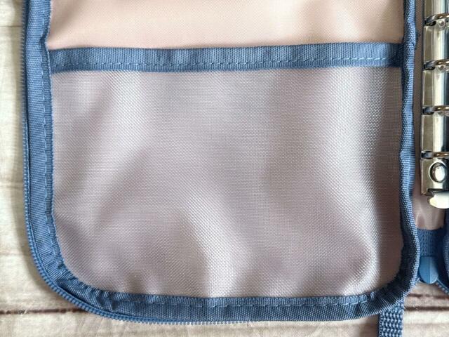 内側の左側にはメッシュポケットつき