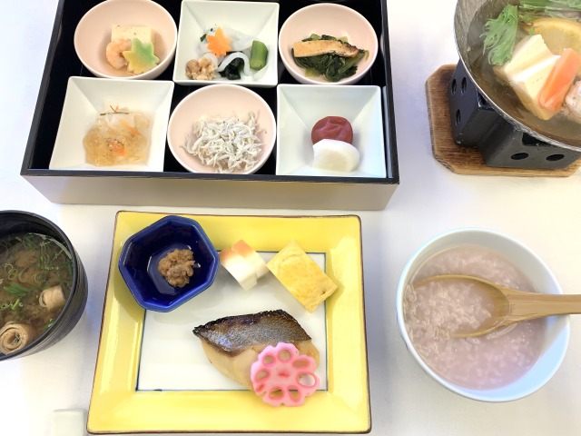 朝食では梅がゆは必食の美味しさ