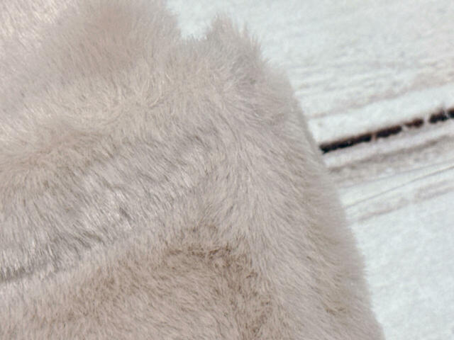 素材はポリエステル。ふわふわの手ざわり抜群のファー生地！