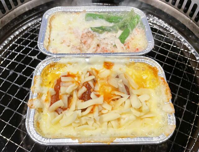 焼き上がりに少々時間がかかる「紅ずわいとアスパラのクリームグラタン」と合わせて、追加オーダーした「PIZZAポテトチュロ」も一緒に焼きます