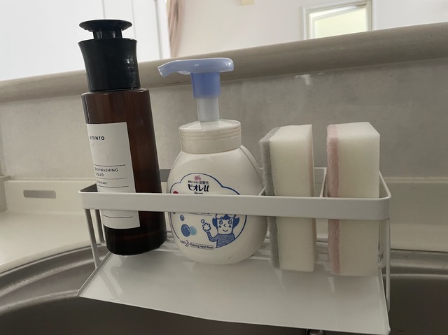 【tower 水が流れるスポンジ＆ボトルホルダー】スポンジ2個とボトル2本を収納。見た目もスッキリ！