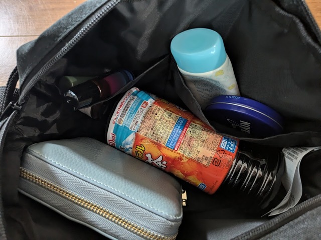 【無印良品 背面ポケット付き 撥水ショルダーバッグ】容量は約4L。ペットボトル、財布、日焼け止め、ハンドクリーム、リップクリームなどを入れてもまだゆとりがありました!