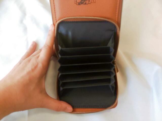 前面には、ミニサイズのポケットあり【猫のダヤン スマホショルダーバッグ】