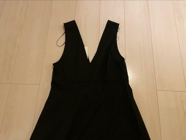 【UNIQLO ブラッシュドジャージージャンパースカート】後ろのデザインも前と同じ作り