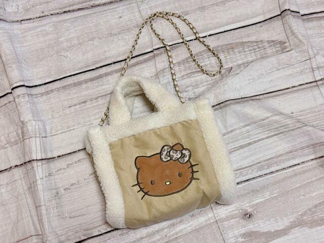 手持ちのチェーンストラップをつけてみました。一気にショルダーバッグに変身！