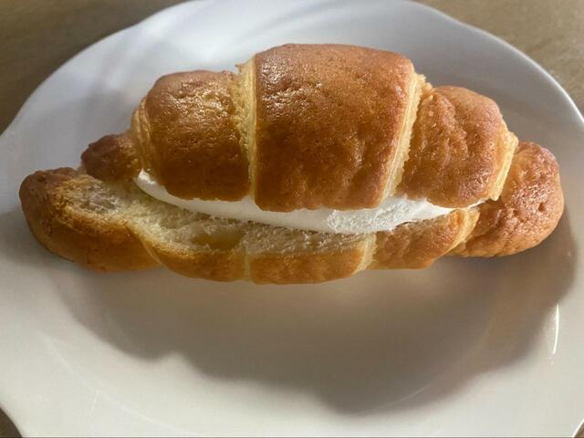 【LAWSON　MILKスイートクロワッサン】クロワッサン生地は甘め