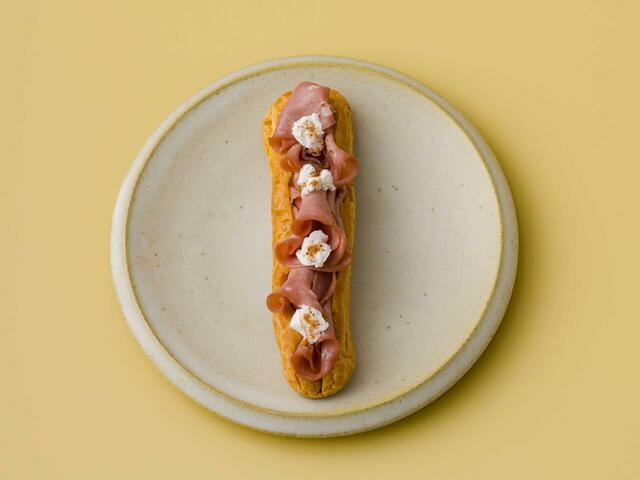 イタリア産モルタデッラとリコッタのパニーノ　1個　770円（イートイン限定）  ／東京パニーノ アロマフレスカ（グランスタ東京／改札内1F 吹き抜けエリア）【JR東京駅「グランスタ」春のパンフェア2026】