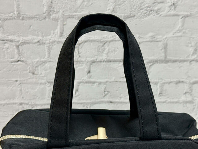 持ち手の長さは（約）27.5cm。ポーチとしてだけでなく、ミニバッグやバッグインバッグのように使えるのも魅力！