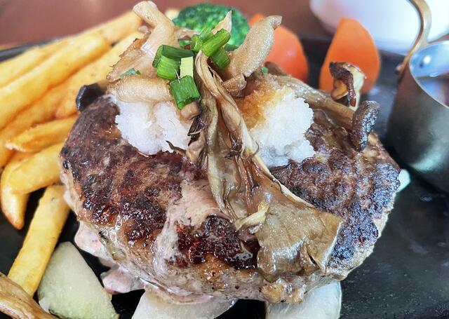 ファミレスと言えばやっぱり食べたいのがド定番の「ハンバーグ」です