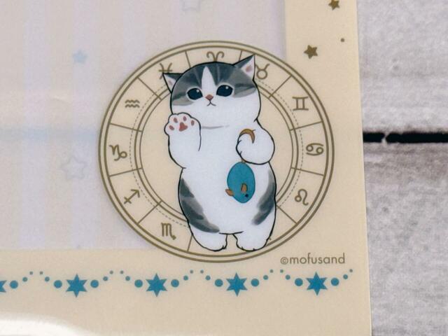 星座の羅針盤を背景にこちらに肉球を見せるにゃんこがかわいすぎる〜！