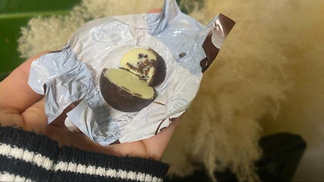 【業務スーパーご褒美のチョコレート5選】3層のチョコになっていて食感も楽しい