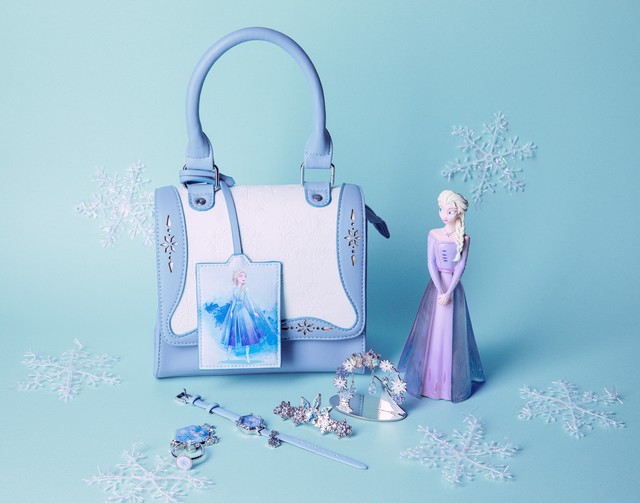 ショルダーバッグ 4,500円、スマートフォンリング 1,400円、腕時計 5,000円、バレッタ 1,500円、アクセサリースタンド（ピアス付き） 3,000円、LEDライトフィギュア 3,600円