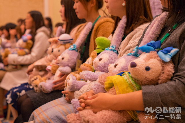 ダッフィーやシェリーメイ、ジェラトーニを抱えて待つゲスト